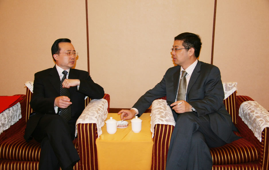 中期协刘志超会长和国务院发展研究中心金融研究所副所长巴曙松在会场亲切交谈