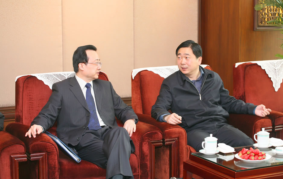 中国期货业协会会长刘志超与中国证监会期货部副主任冯博在会场亲切交谈